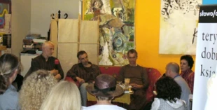 Spotkanie autorskie z Zenonem Kruczyńskim. Od lewej: Wojciech Eichelberger, Grzegorz Bożek, Zenon Kruczyński, Olga Tokarczuk. Fot. Jolanta Giers