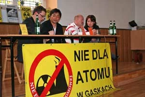 
W spotkaniu z Toshinaru Hata i Wladlenem Lepskim udział wzięli m.in. działacze lokalnych grup sprzeciwiających się budowie elektrowni jądrowej w Gąskach i Kopaniu, przybyli ze swoimi banerami, Koszalin fot. Radosław Sawicki
