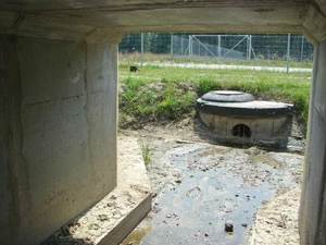 Przepust dla małych zwierząt prowadzący wprost do śmiertelnej dla nich pułapki (studni wpadowej). Fot. Marek Sołtysiak