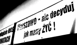 Transparenty zawieszone na Zamiejscowym Wydziale Leśnym Politechniki Białostockiej podczas konferencji SLD w Hajnówce, 3 marca 2011 r.