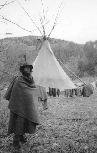 Henri Schumacher przed swoim tipi. Fot. Dariusz Matusiak