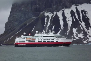 
Średniej wielkości statek z turystami na Spitsbergenie, tu płynie około 500 osób, ale pojawiają się pływające hotele dla 5000 osób, docierające w najbardziej dzikie i niedostępne zakątki. Fot. Jan Marcin Węsławski
