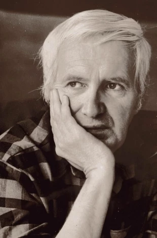 Jerzy Harasymowicz w swoim mieszkaniu w wieżowcu w latach 90. Fot. Z archiwum domowego rodziny Harasymowiczów