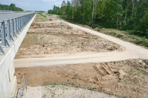 Złe zagospodarowanie jedynego przejścia dla dużych zwierząt. Asfaltowy przejazd gospodarczy stanowi barierę dla przemieszczania się zwierząt. Fot. Radosław Ślusarczyk