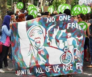 
„Nikt nie jest wolny dopóki wszyscy nie jesteśmy wolni”. Hasło na banerze niesionym podczas Marszu. Fot. Zuzanna Naruszewicz
