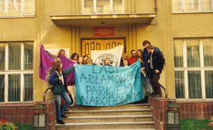 30 tysięcy podpisów w sprawie utworzenia parku narodowego trafia do Ministerstwa Ochrony Środowiska, Zasobów Naturalnych i Leśnictwa, październik 1996 r. Fot. Janusz Korbel