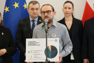 Radosław Ślusarczyk podczas konferencji w Senacie. Fot. Cezary Kowalski