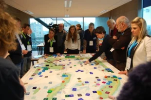 MSP Challenge, gra strategiczna dla interesariuszy planowania morskiego i lokalnych społeczności nadmorskich. Zdjęcie ze strony maritime-spatial-planning.ec.europa.eupracticesmsp-challenge-board-game