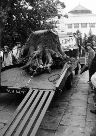 Przed Sejmem, 1994 r. Fot. Janusz Korbel