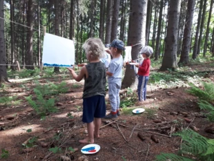 
Dzieci z grupy przedszkolnej Leśnej Szkółki younger tworzą swoja codzienną porcję sztuki. Fot. Magda Weigel
