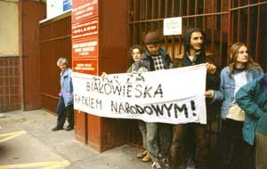 Aktywiści z wielu krajów świata blokują wjazd do ministerstwa, aby zwrócić uwagę opinii publicznej na trwającą dewastację Puszczy. W tym samym czasie trzech aktywistów rozmawia z ministrem Stanisławem Żelichowskim, kwiecień 1995 r. Fot. Janusz Korbel