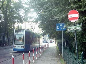 
Elegancka ulica w centrum, nowoczesny tramwaj, stara zieleń i chodnik. Fot. Jarosław Prasoł
