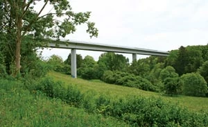 
Estakada spełniająca funkcje mostu krajobrazowego – autostrada A98 (Niemcy). Fot. Rafał Kurek
