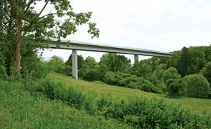 Estakada spełniająca funkcje mostu krajobrazowego – autostrada A98 (Niemcy). Fot. Rafał Kurek