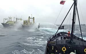 
Japoński statek wielorybniczy Nisshin Maru odpala armatki wodne w kierunku statku Sea Shepherd – Steve Irwin, luty 2009, Morze Rossa na Antarktydzie. Fot. Adam Lau, Sea Shepherd Conservation Society
