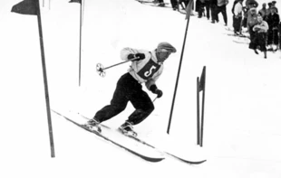 Romantyczna wizja sportu. Zwycięzca zawodów Bronisław Czech na trasie slalomu podczas narciarskich mistrzostw Polski w zjeździe i w slalomie rozgrywanych w Tatrach, marzec 1937. Fot. Narodowe Archiwum Cyfrowe