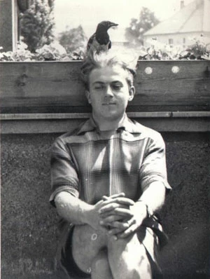 Andrzej Tymieniecki z dziką sroką. Nikt jej nigdy nie trzymał w klatce, mój tata – wtedy student – jeździł z nią na głowie na motocyklu po Opolu. Ptak przylatywał, kiedy chciał i odlatywał, kiedy chciał. Czasami był karmiony owadami. Fot. Barbara Siennicka