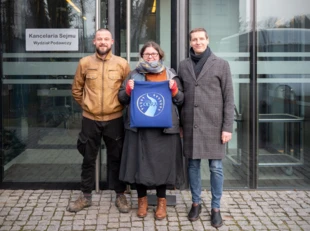 Złożenie projektu ustawy. Od lewej: Piotr Kowalik (członek Komitetu Inicjatywy Ustawodawczej „Czysta Odra”), Magda Matuszewska (pełnomocniczka KIU), Stanisław Kordasiewicz (wicepełnomocnik KIU). Fot. Justyna Janus