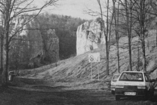 Wejście do rezerwatu Wąwóz Bolechowicki, upiększone tablicą Jurajskiej Grupy GOPR oraz samochodami parkującymi mimo zakazu wjazdu. Fot. Mariusz Waszkiewicz