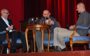 Michał Książek podczas spotkanie w Klubie Myśli Ekologicznej w Katowicach, 12 marca 2019. Z lewej prof. Piotr Skubała, z prawej Ryszard Kulik. Fot. Mira Jankowiak