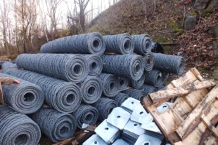 Tymi siatkami przykryte mają być ściany zalewu. Fot. Mariusz Waszkiewicz