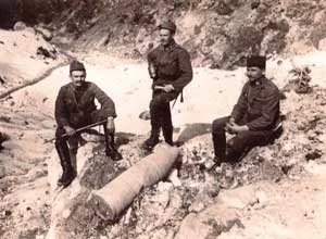 
Austro-węgierscy żołnierze przy niewybuchu włoskiego pocisku artyleryjskiego. W latach 1915-1918 obszar Dolomitów stanowił teatr krwawych walk pomiędzy oddziałami włoskimi a austro-węgierskimi. Obie strony używały w wielkich ilościach gazy bojowe. Dzisiaj o intensywności walk świadczą niezliczone muzea oraz setki kilometrów tuneli wydrążonych przez wojska inżynieryjne. Od czasu do czasu w lokalnej prasie pojawiają się jednak informacje o niechcianych znaleziskach. Fot. Prywatna kolekcja Łukasza Chrzanowskiego
