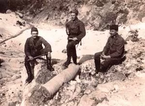 Austro-węgierscy żołnierze przy niewybuchu włoskiego pocisku artyleryjskiego. W latach 1915-1918 obszar Dolomitów stanowił teatr krwawych walk pomiędzy oddziałami włoskimi a austro-węgierskimi. Obie strony używały w wielkich ilościach gazy bojowe. Dzisiaj o intensywności walk świadczą niezliczone muzea oraz setki kilometrów tuneli wydrążonych przez wojska inżynieryjne. Od czasu do czasu w lokalnej prasie pojawiają się jednak informacje o niechcianych znaleziskach. Fot. Prywatna kolekcja Łukasza Chrzanowskiego