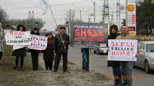Manifestacja nawołująca do bojkotu produktów Shell na Ukrainie. Na transparentach napisy „Woda czy gaz łupkowy?”, „Ukraina to nie poligon doświadczalny”, „Powiedzmy wspólnie Shell nam niepotrzebny”. Fot. Aleksander Bogdanis i Paweł Netesa
