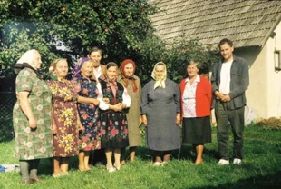 
Spotkanie z dawnymi mieszkańcami Wołosatego. Myrtiuki koło Stryja (Ukraina), lato 1997 r. Fot. Jan Tomkiewicz
