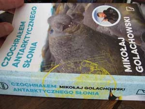 Książka „Czochrałem antarktycznego słonia i inne opowieści o zwierzołkach” Mikołaja Golachowskiego ukazała się w kwietniu 2016 r. w Wydawnictwie Marginesy (marginesy.com.pl) pod patronatem Miesięcznika Dzikie Życie.