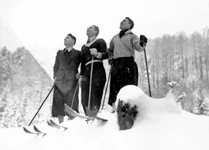 
Gwiazdy polskiego sportu przedwojennego. Trening Bronisława Czecha, Stanisława Marusarza i Andrzeja Marusarza w Tatrach, styczeń 1935. Fot. Narodowe Archiwum Cyfrowe
