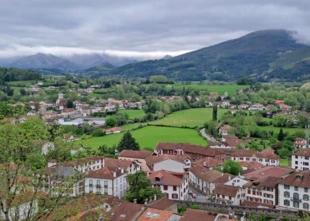 Miejsce rozpoczęcia wędrówki – urocze francuskie miasteczko u podnóży Pirenejów, Saint Jean Pied de Port. Fot. Karol Flejmer