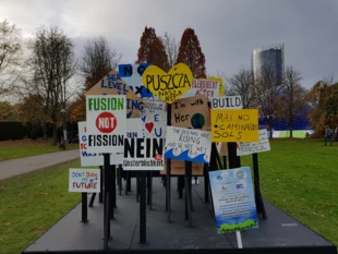 
Wystawa międzynarodowych banerów z demonstracji podczas szczytu COP 23. Bonn 2017 r. Fot. Małgorzata Tracz
