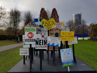 
Wystawa międzynarodowych banerów z demonstracji podczas szczytu COP 23. Bonn 2017 r. Fot. Małgorzata Tracz
