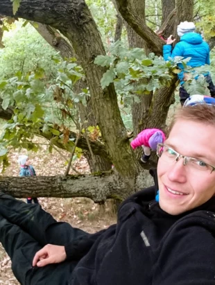 Drzewa to mądrzy nauczyciele. Warto się z nimi zaprzyjaźnić. Fot. Przedszkole leśne „Leśna Droga”