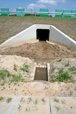 Studnia wpadowa na wprost wyjścia z przepustu. Fot. Radosław Ślusarczyk