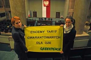 W dniu posiedzenia Parlamentarnego Zespołu ds. Nowoczesnej Energetyki aktywistki Greenpeace zaapelowały do Posłów i Posłanek o wprowadzenie taryf gwarantowanych dla obywateli produkujących energię w mikroelektrowniach OZE. Warszawa, 17.02. 2015. Fot. Greenpeace/Bogusz Bilewski