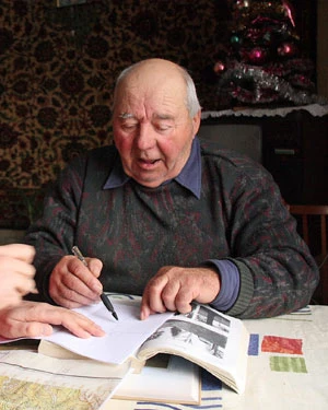 Dmytro Jabłonśkyj z Beniowej kreśli schematyczną mapę swojej wsi (Łaniwka koło Stryja, luty 2011 r.). Archiwum Wojciecha Krukara