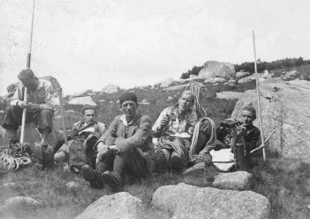 Grupa taterników ze sprzętem podczas odpoczynku. Widoczni m.in.: Witold Paryski, Stanisław Zdyb, Antoni Stolte, Tadeusz Pawłowski, druga połowa lat 30 XX wieku. Fot. Narodowe Archiwum Cyfrowe