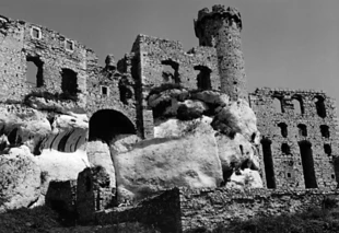 Malownicze ruiny jurajskiej warowni w Podzamczu k. Ogrodzieńca. Fot. Janusz Rubisz