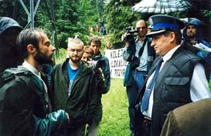 
Dariusz Matusiak i Remigiusz Okraska rozmawiają z policjantem podczas blokady kolejki linowej na Kasprowy Wierch, Kuźnice, 2002 r. Fot. Grzegorz Bożek
