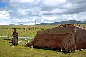 
Tybetańczycy stanowią ponad 85% mieszkańców niezurbanizowanych obszarów Tybetu, natomiast w miastach w wyniku przesiedlania chińskich robotników, urzędników i wojska stali się coraz mniej znaczącą mniejszością. Fot. archiwum Fundacji Inna Przestrzeń
