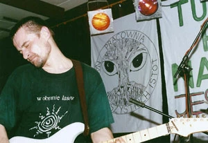 Robert „Robal” Matera z zespołu Dezerter podczas koncertu granego w ramach „Trasy Arłamowskiej”, Rzeszów, kwiecień 1996 r. Fot. Jan „Jano” Darecki