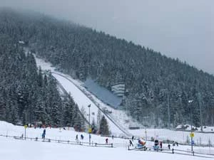 
Skocznia narciarska Wielka Krokiew w Zakopanem – to tylko jeden z obiektów, na którym miałby odbyć się konkurs skoków narciarskich. Drugim wymagającym gruntownego remontu jest Średnia Krokiew. Fot. Paweł Kociel

