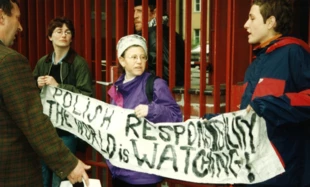 
Blokada drogi do Ministerstwa w proteście przeciwko niszczeniu Puszczy Białowieskiej, kwiecień 1995 r. Fot. Janusz Korbel
