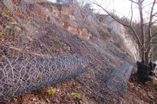 Siatki montowane na ścianach zalewu. Fot. Mariusz Waszkiewicz