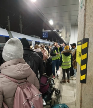 
Dworzec w Warszawie. Wolontariusze pomagają uchodźcom z Ukrainy, luty 2022 r.
