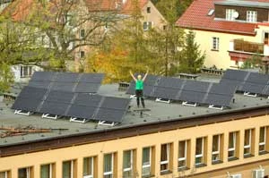 Ufundowana przez Greenpeace mikroelektrownia w gminie Ścinawa to pierwsza tego typu instalacja w Polsce, która produkuje prąd na potrzeby przychodni. Inwestycja pozwoli zmniejszyć opłaty za prąd zużywany w placówce, a zaoszczędzone pieniądze przeznaczyć na różnorodne potrzeby zakładu opieki zdrowotnej i jego pacjentów. Ścinawa (woj. dolnośląskie) 05.11.2014. Fot. Greenpeace/Bogusz Bilewski