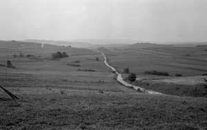 Fragment starego traktu droga z Tarnawy Górnej do Czaszyna w tle Bukowica, Zdjęcie z 1984 r. Fot. Stanisław Kryciński