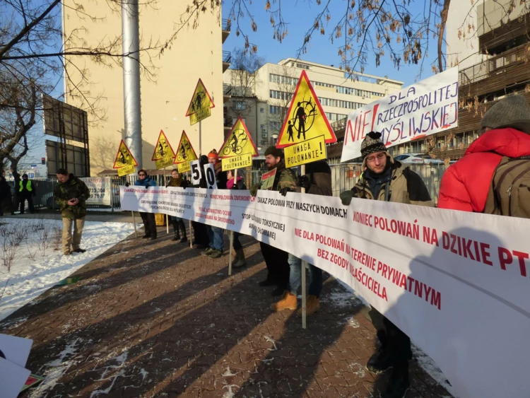 Przed siedzibą PiS. Uwaga polowanie! #pomyliemzdzikiem Fot. Karolina Jamska